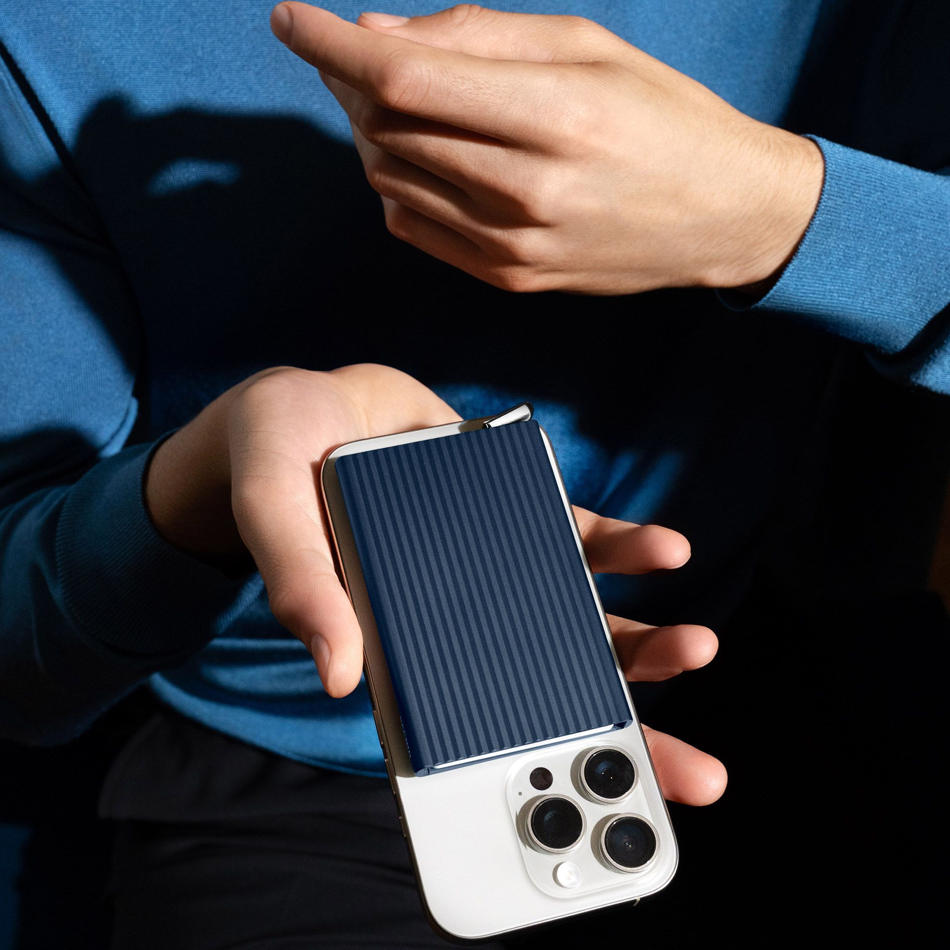 Secrid Cardprotector am Smartphone angebracht